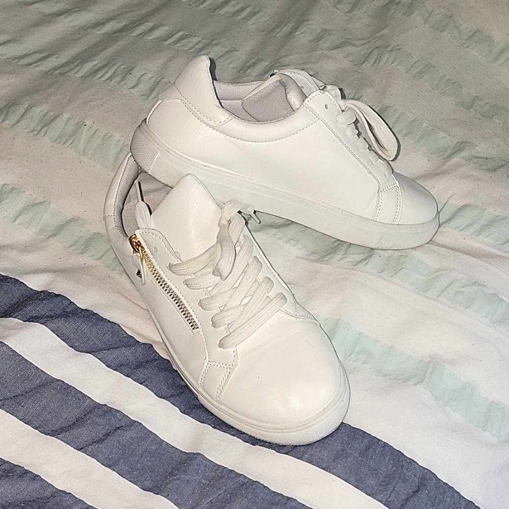 White tennis shoes